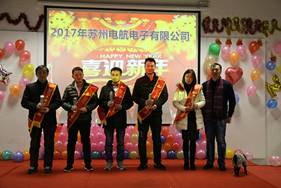 1519956823.jpg 總經(jīng)理與優(yōu)秀員工合影.jpg