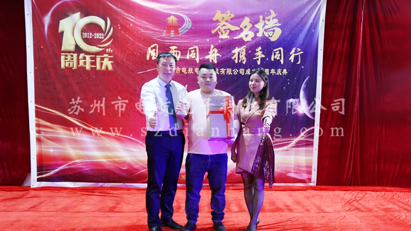 1654508386.jpg 領(lǐng)導(dǎo)頒獎(jiǎng)_副本.jpg